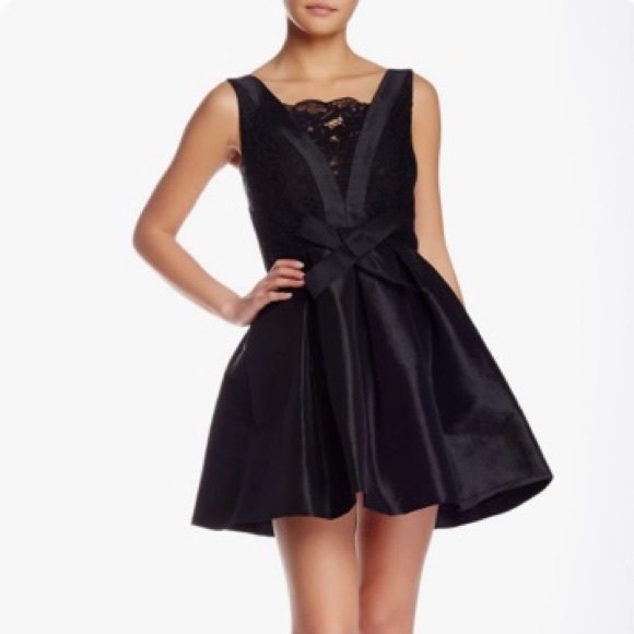 CeCe Dresses & Skirts - CeCe Cynthia Steffe Sleeveless Lace Dress Bow